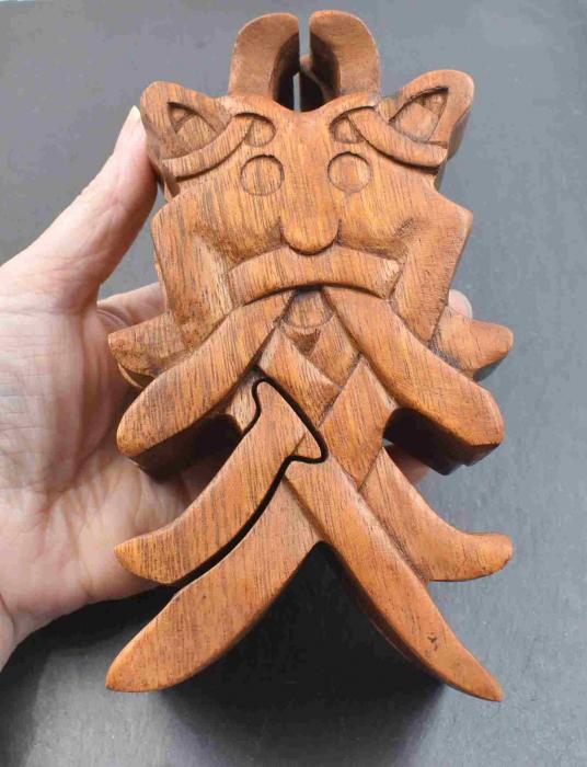 Schatzkiste Odins Maske aus Holz auf der Hand