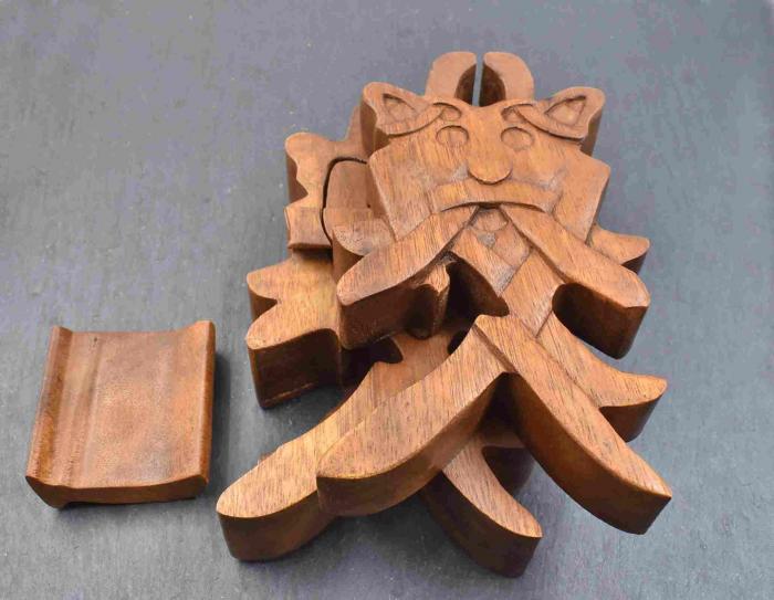 Schatzkiste Odins Maske aus Holz teilweise geöffnet