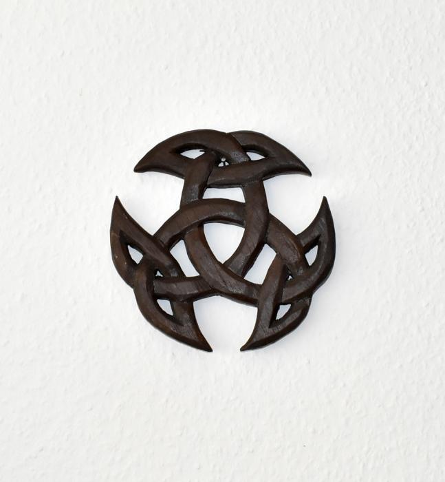 Keltische Wanddeko Offene Dreifaltigkeit aus dunklem Holz hängend