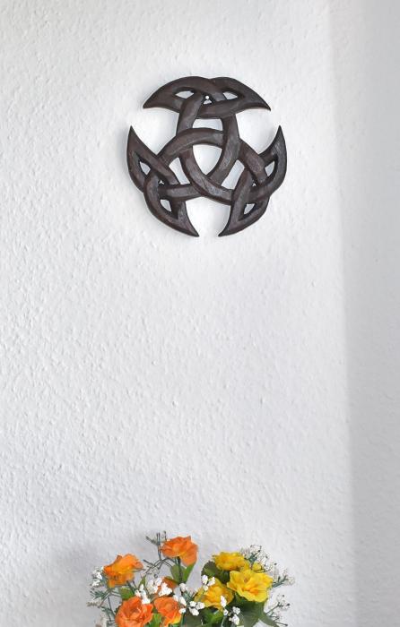 Keltische Wanddeko Offene Dreifaltigkeit aus dunklem Holz an der Wand