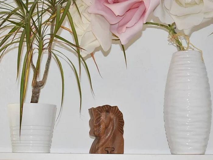 Sleipnir Schatulle - Puzzeldose aus Holz auf einem Regal zwischen Blumen