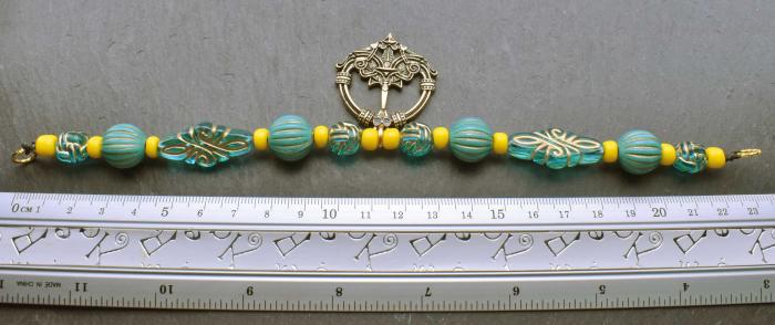 Haithabu Fibelkette im Wikinger-Stil in Türkis und gelb am Maßband