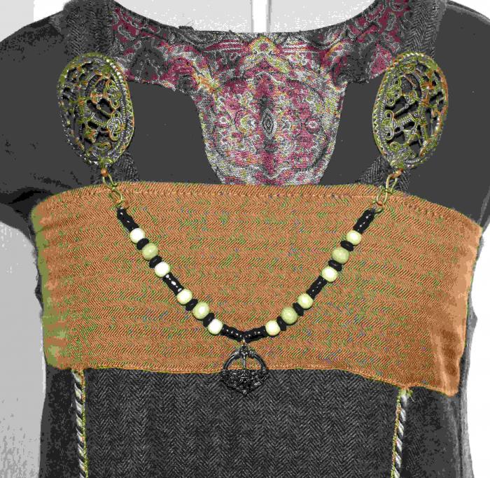 Haithabu Fibelkette mit Holzperlen am Wikingerkleid