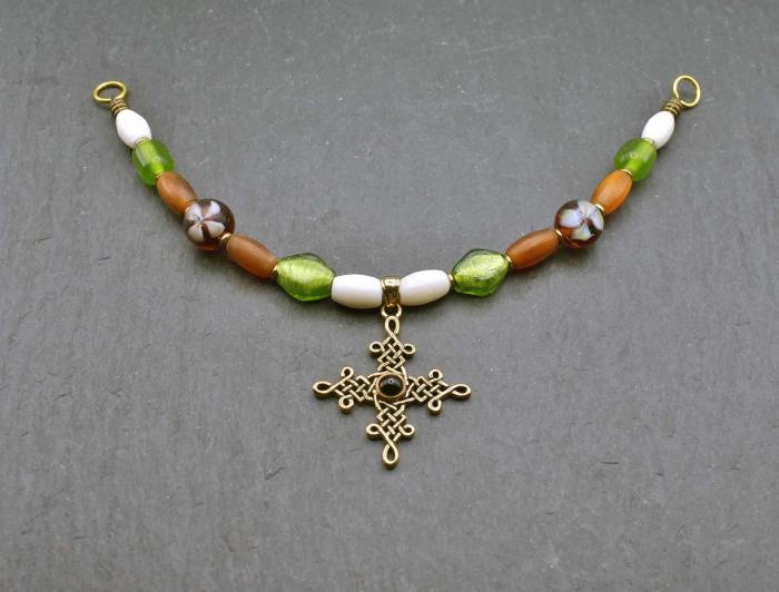 Keltische Fibelkette mit keltischem Kreuz, Horn und Knochen Perlen