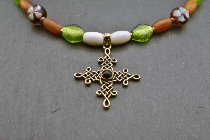 Keltische Fibelkette mit keltischem Kreuz, Horn und Knochen Perlen