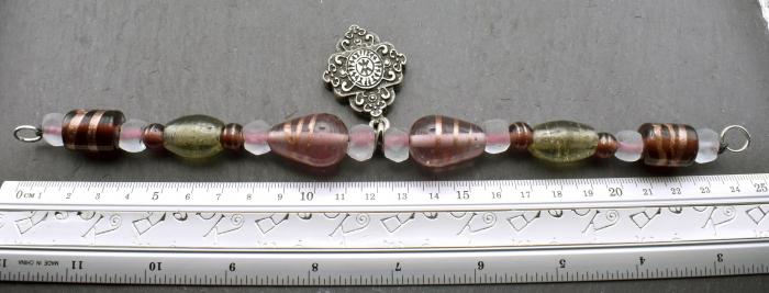 Wikinger Fibelkette mit Runenamulett und lila Glasperlen Maße
