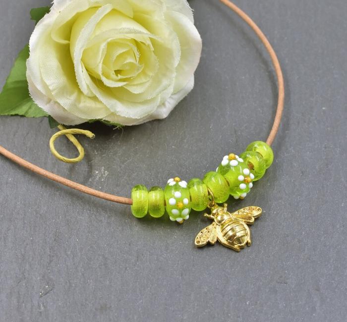 Bienenkette mit Blumenperlen auf Ledercollier grün und gold