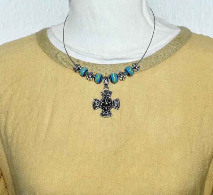 Tragebild des Halsreif mit Merowinger Kreuz und blauen Glasperlen