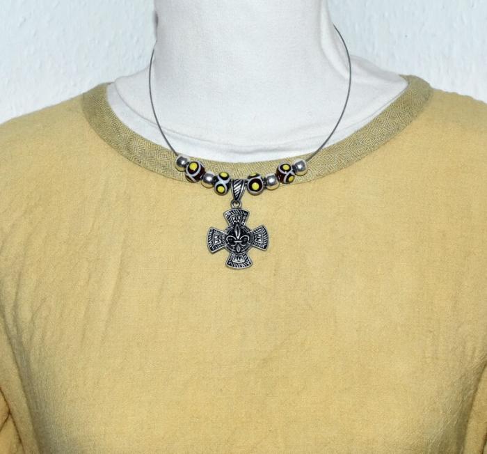 Tragebild des Halsreif mit Merowinger Kreuz und weinroten Glasperlen