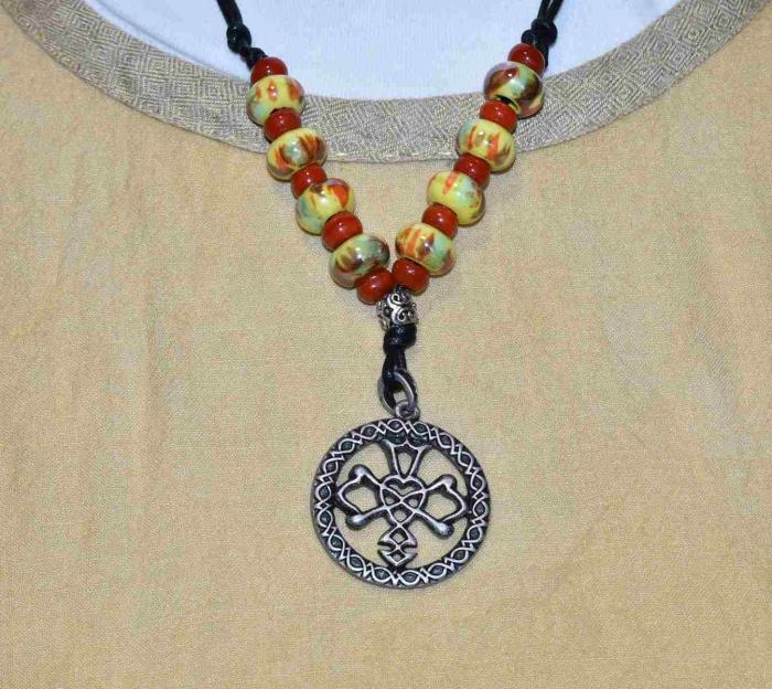 Keltische Glasperlenkette mit Knotenkreuz von Belanas Schatzkiste