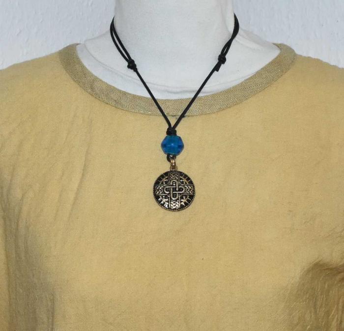 Tragebild Merowinger Amulett mit Glasperle in silberfarben