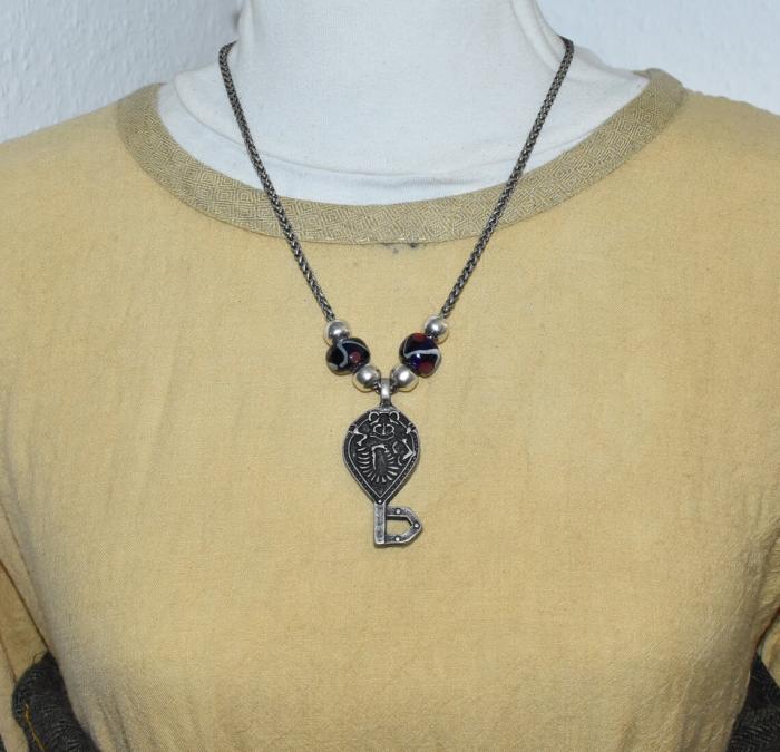 Wikinger Kette mit Schlüssel und handgefertigten Glasperlen in schwarz/rot