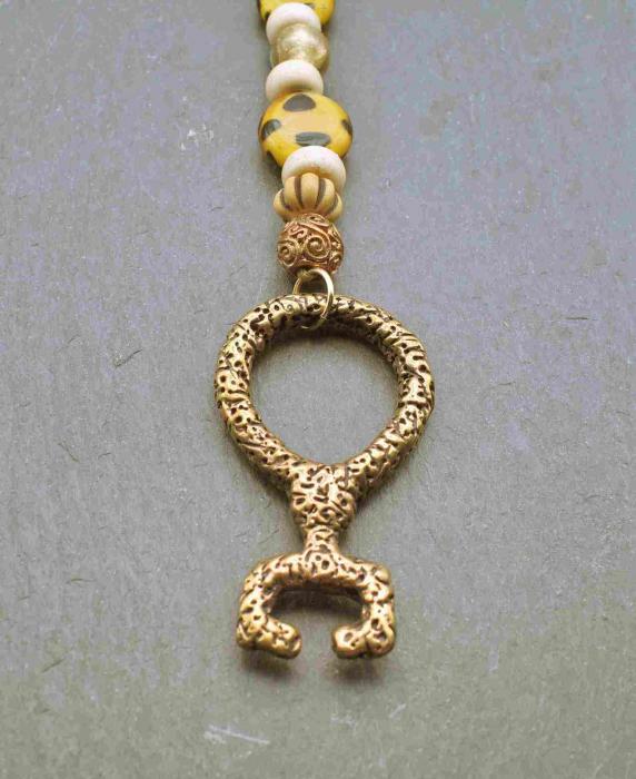 Wikinger Schlüssel Birfröst aus Bronze mit Glasperlenkette in braun/beige von Belanas Schatzkiste