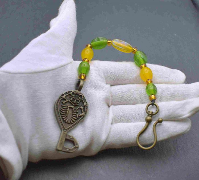 Wikinger Schlüssel mit Perlenkette in grün und gelb von Belanas Schatzkiste auf Hand