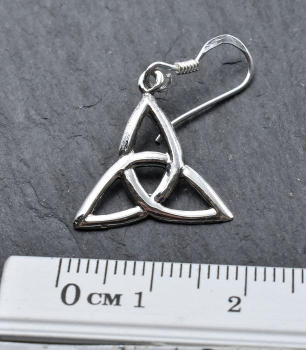 Keltische Triquetra Ohrhänger aus 925er-Silber am Maßband