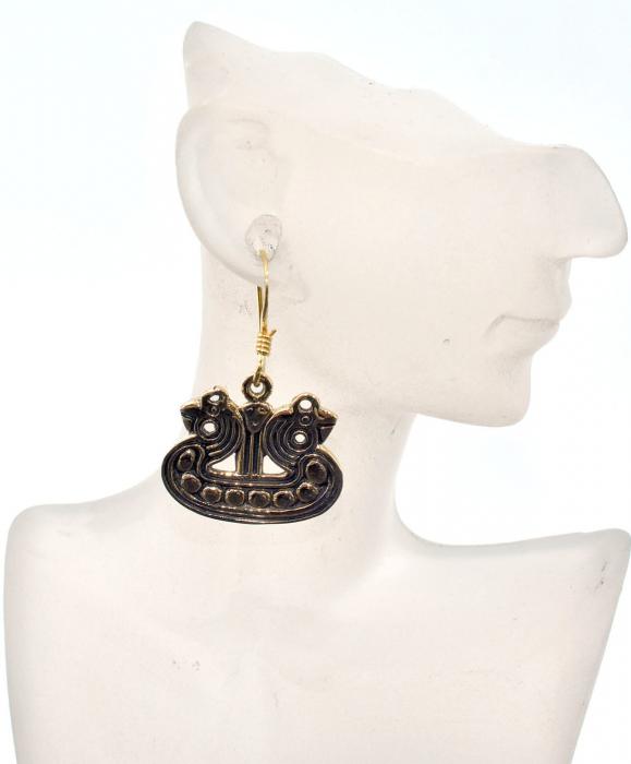 Wikingerschiff Ohrringe aus Bronze an einer Büste