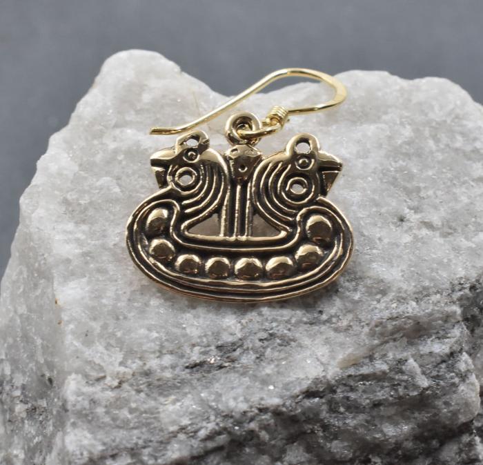 Wikingerschiff Ohrringe aus Bronze auf einem Stein