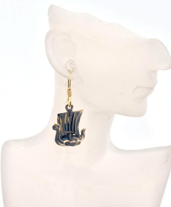 Wikinger Drachenboot Ohrhänger aus Bronze am Ohr