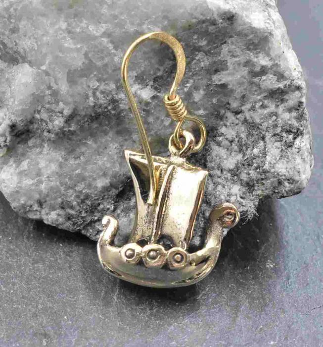 Wikinger Drachenboot Ohrhänger aus Bronze vor einem Stein