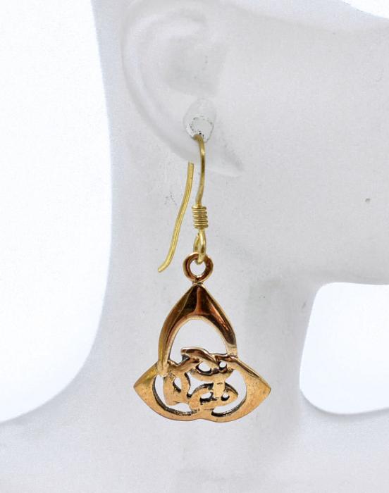 Keltische Triquetra Ohrringe aus Bronze an einer Büste