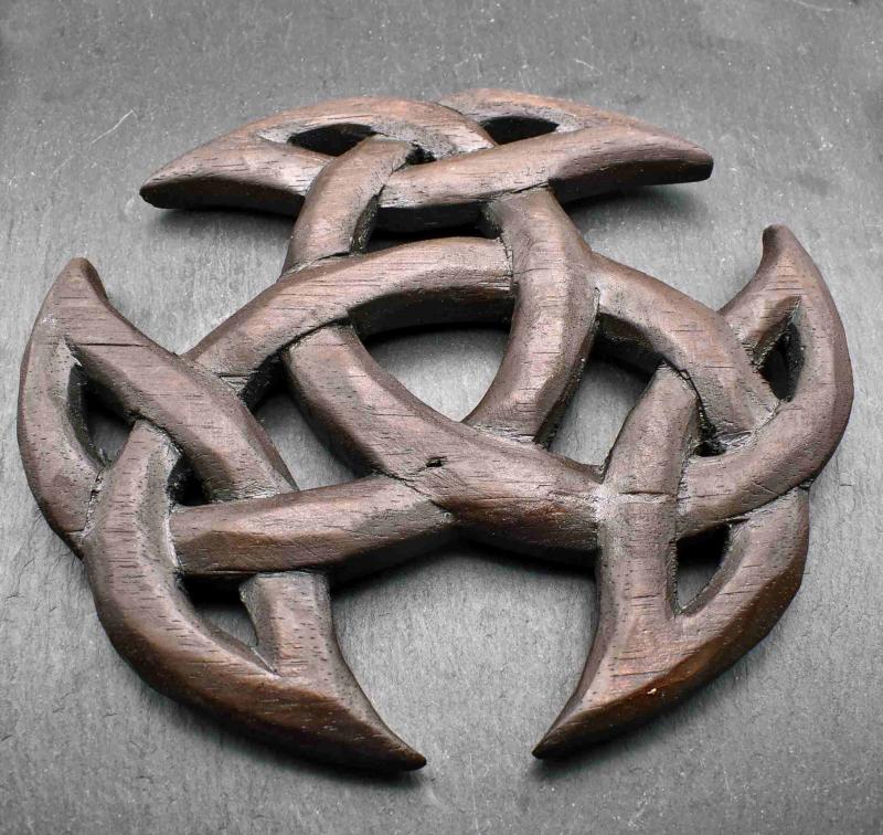 Keltische Wanddeko Offene Dreifaltigkeit aus dunklem Holz liegend