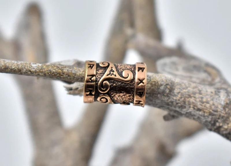Bartperle mit Triskelen und Runen aus Bronze von Belanas Schatzkiste
