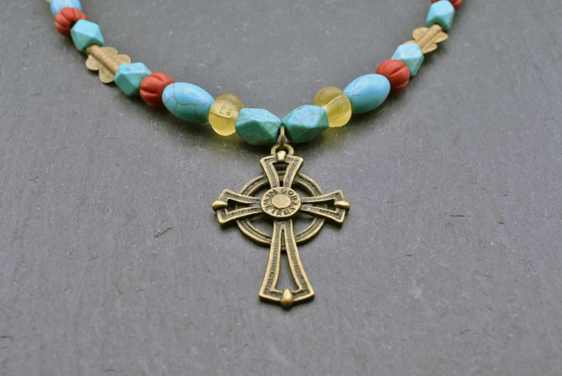 Keltische Fibelkette mit Keltenkreuz in Türkis und rot