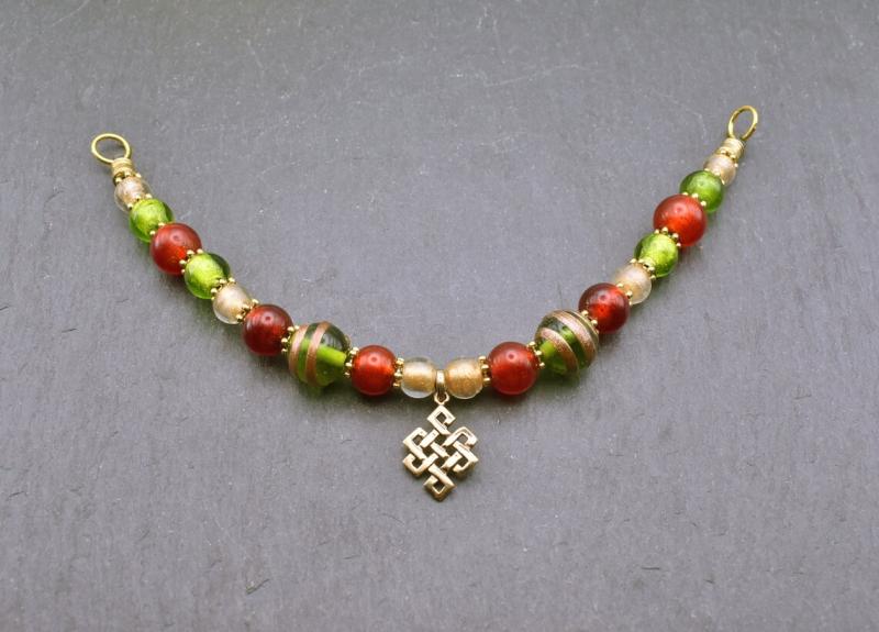 Keltische Fibelkette mit Knotenanhänger und Glasperlen