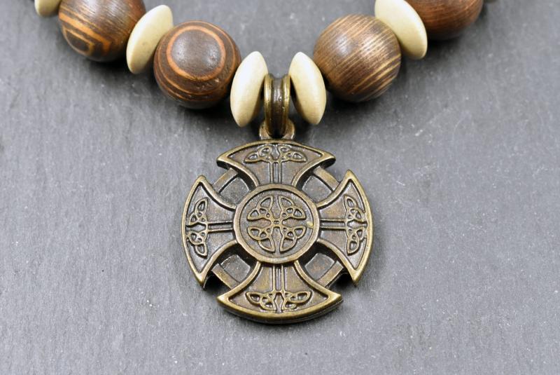 Keltische Holzperlenkette mit Ringkreuz