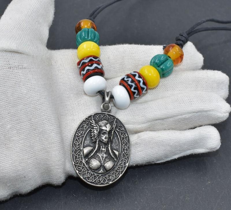 Walküren Kette mit Haithabu Perlen von Belanas Schatzkiste auf der Hand