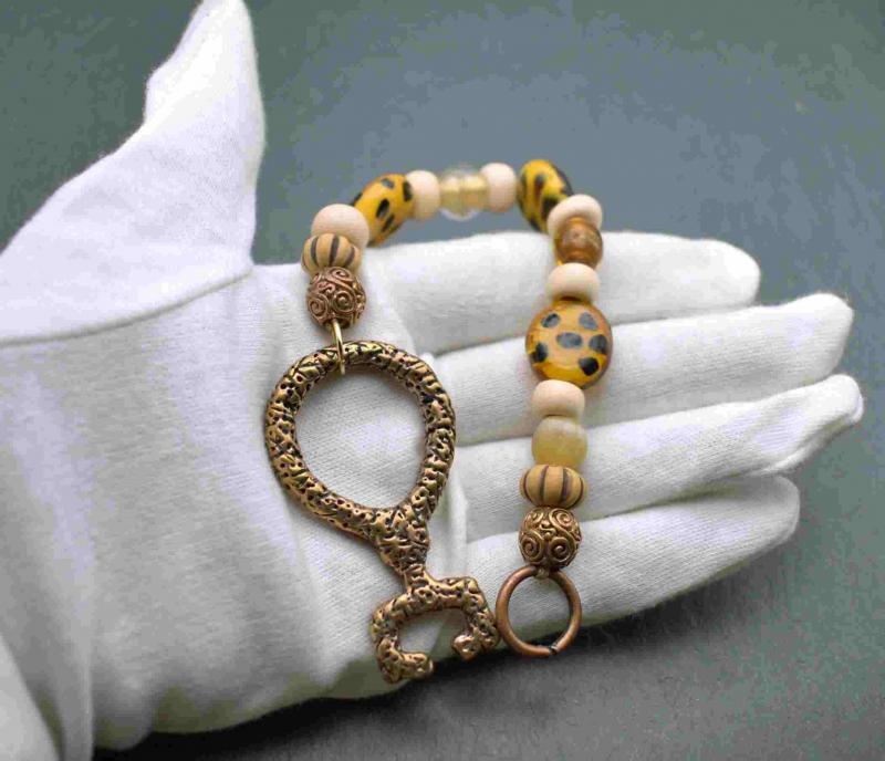 Wikinger Schlüssel Birfröst aus Bronze mit Glasperlenkette in braun/beige von Belanas Schatzkiste auf Hand