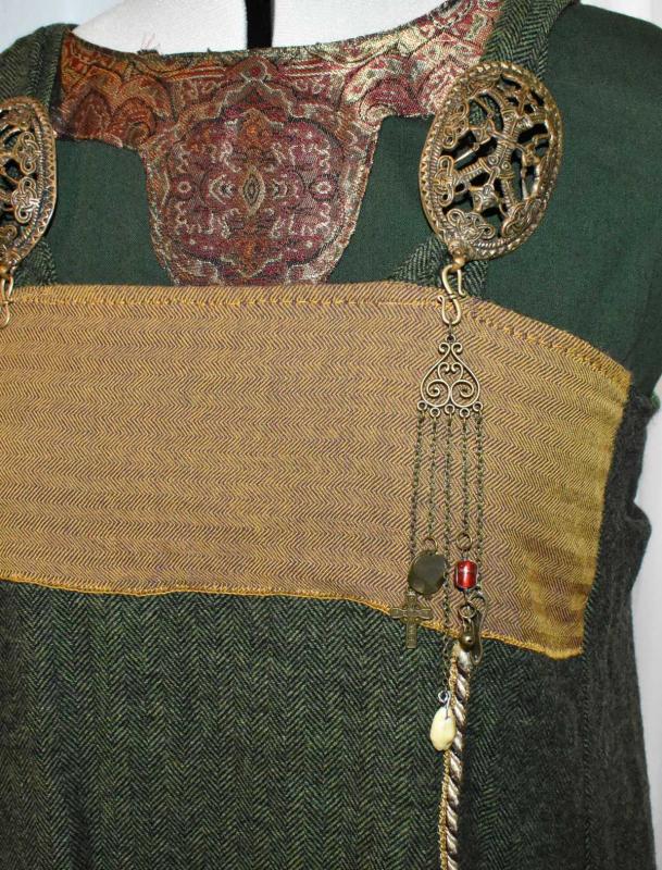 Keltischer Glücksbringer mit Keltenkreuz am Wikingerkleid