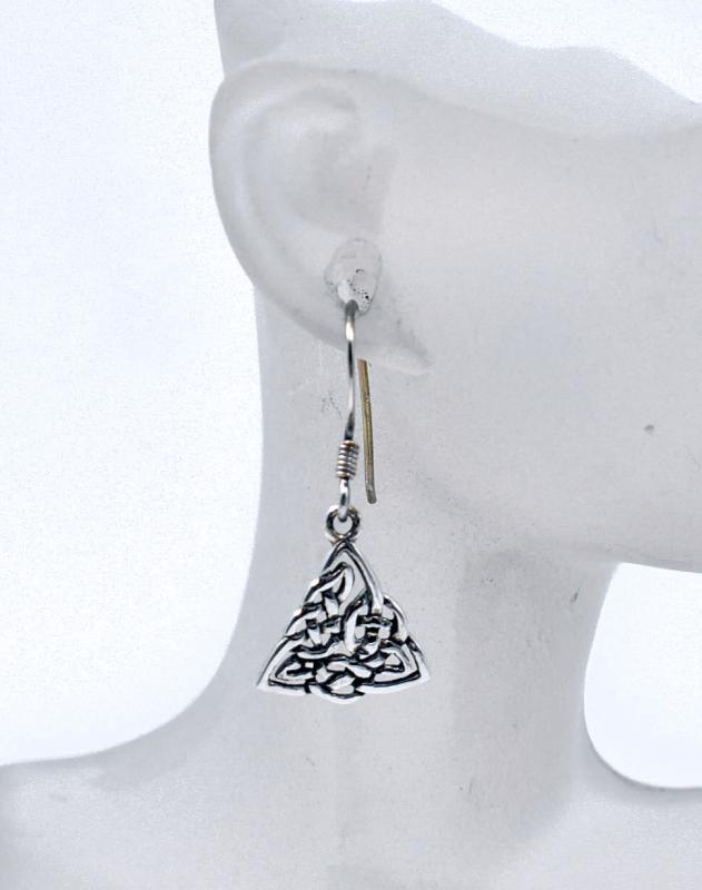 Keltische Knoten-Ohrringe aus 925er-Silber an einer Büste