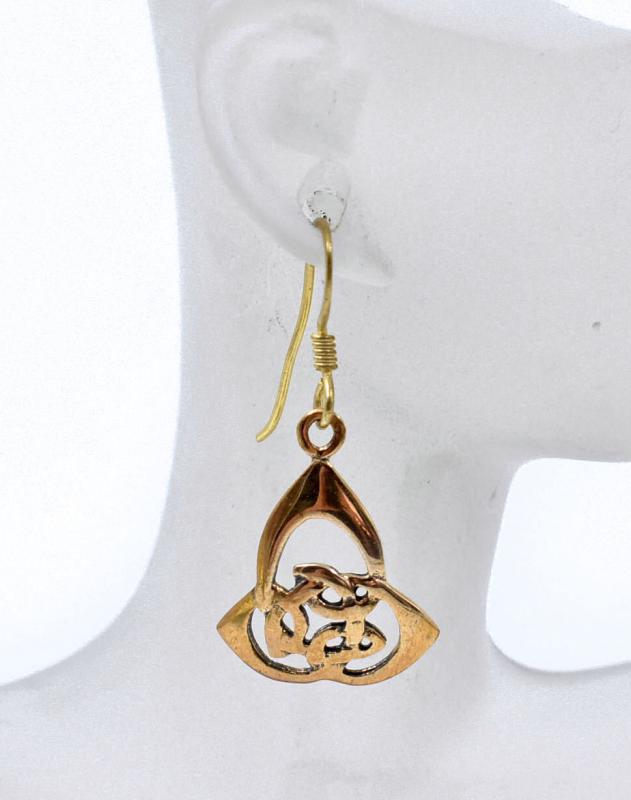 Keltische Triquetra Ohrringe aus Bronze an einer Büste
