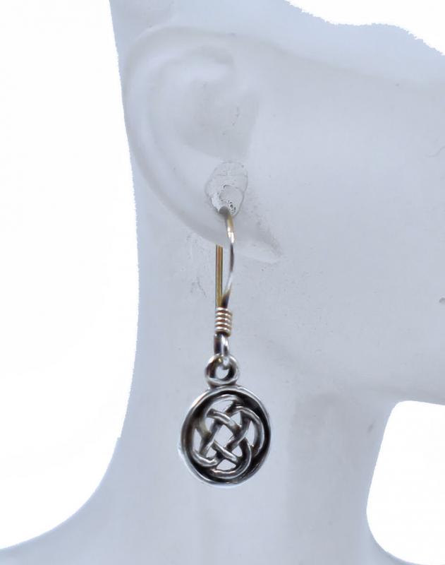 Keltische Knoten-Ohrringe in 925 Silber auf Büste