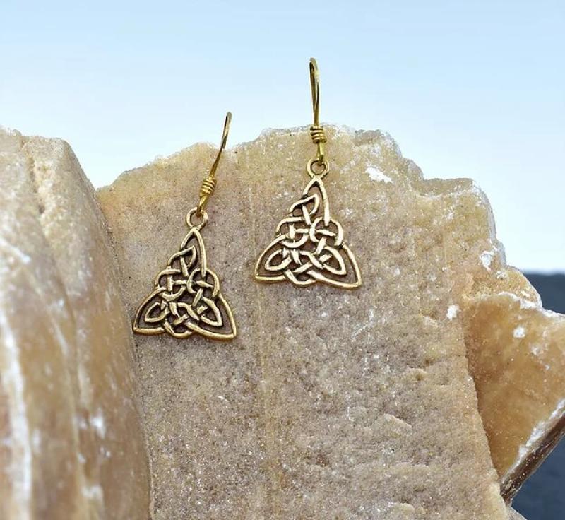 Keltische Triskelen Ohrringe aus Bronze auf einem Stein
